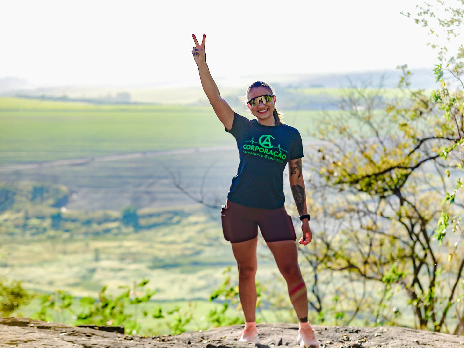 Atleta comemorando no alto do mirante
